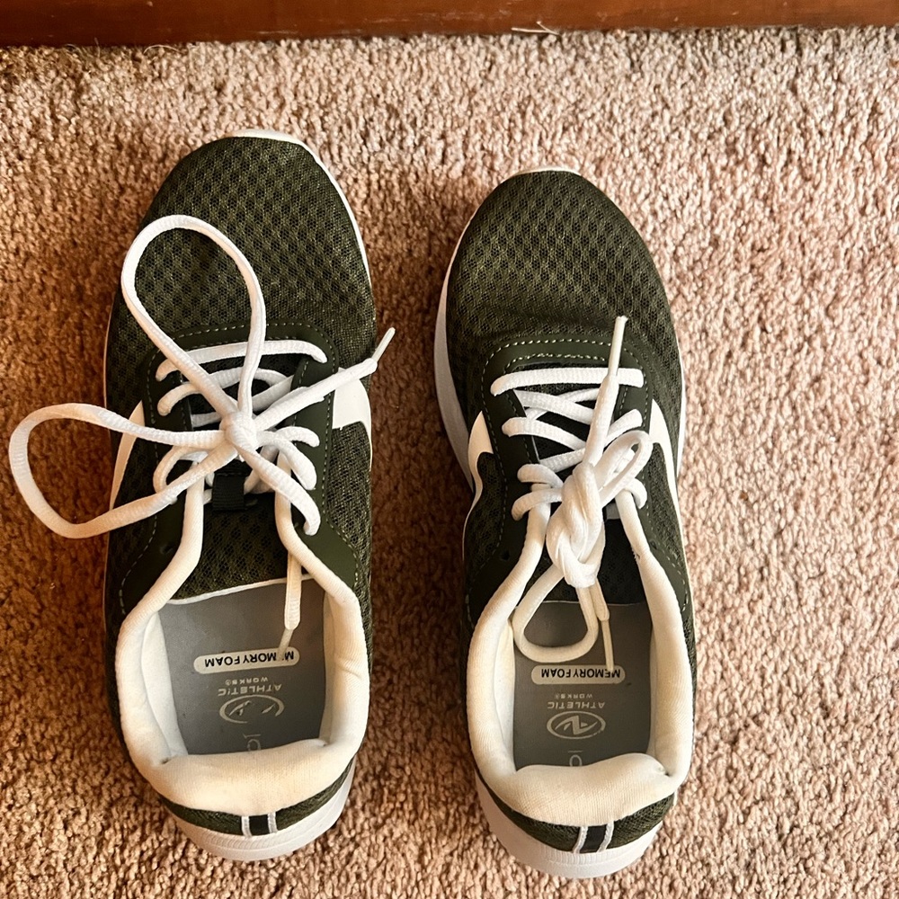 Women’s tennis shoes